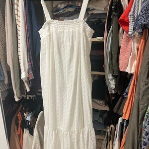 Elegant White Sleeveless Dress